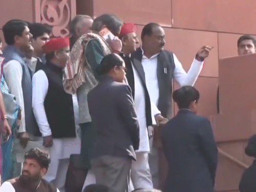 शशि थरूर फोन पर बात करते हुए सीढ़ियों से उतर रहे थे। तभी गिर पड़े।