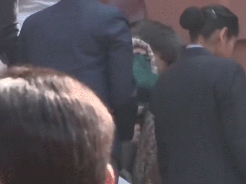 सीढ़ियों पर मौजूद दूसरे सांसदों और संसद के स्टाफ ने उन्हें सहारा देकर उठाया।