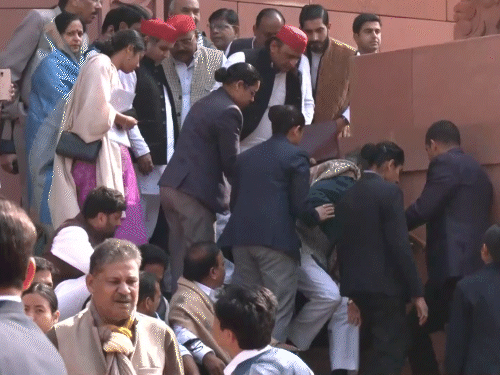 शशि थरूर उठे और मदद के लिए धन्यवाद दिया।