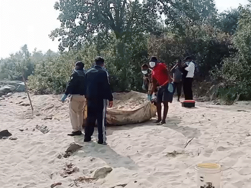 दो-बच्चों की मां ने बॉयफ्रेंड संग मिलकर पति को मार-डाला:  छिपकर की थी शादी, बहाने से बुलाकर खुरपी से वार किया; शव रेत में दबाया – Chhattisgarh News