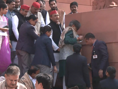 इसके बाद खुद ही सीढ़ियों से उतरे।