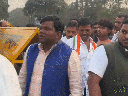 रायपुर जेल के बाहर कांग्रेस नेता और कार्यकर्ता बड़ी संख्या में मौजूद रहे।