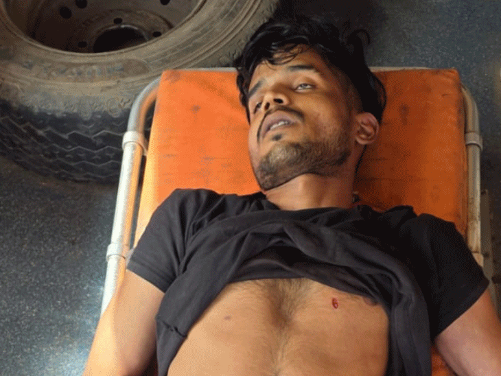 युवती ने ब्वायफ्रेंड को चाकू घोंप कर मार दिया।