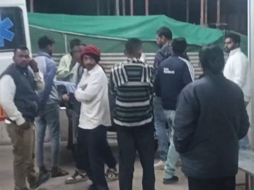 एम्बुलेंस की दोनों को जिला मेडिकल कॉलेज अस्पताल पहुंचाया गया।