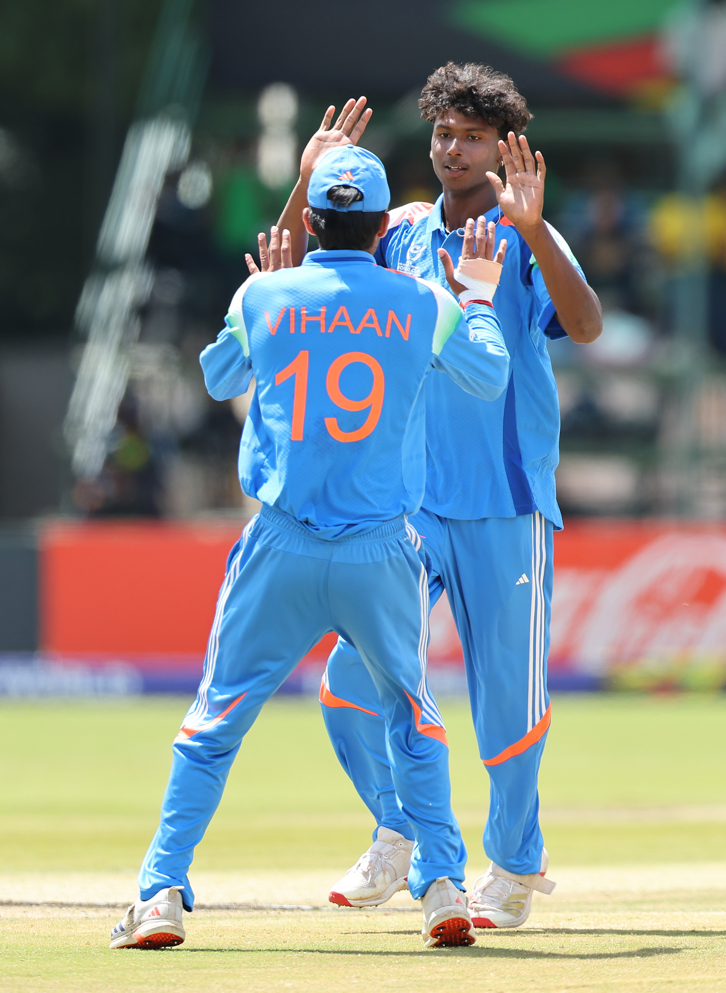 दीपेश देवेन्द्रन ने ओपनर्स की फिफ्टी पार्टनरशिप ब्रेक की।