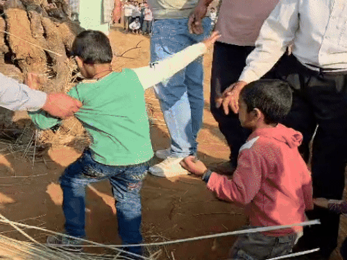 अग्निवीर को उनके मासूम भतीजों नवनीत, जियांश, तेजपाल और लोकेन्द्र सिंह ने मुखाग्नि दी।