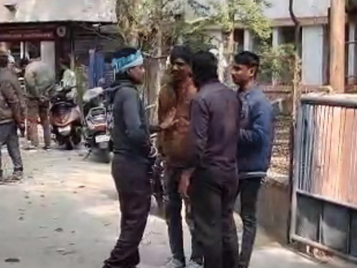 सुसाइड नोट नहीं मिलने से खुदकुशी के कारण का खुलासा नहीं हो सका है।