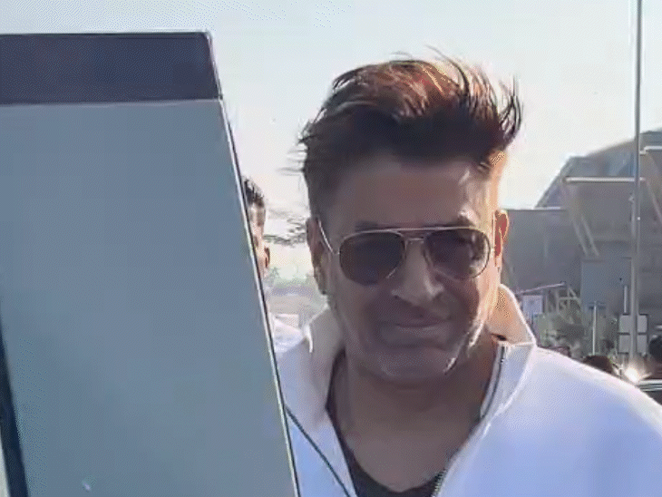 एयरपोर्ट पर बोलते हुए रजत बेदी ने कहा कि इतने साल बाद भी दर्शकों का प्यार मिलना उनके लिए बेहद भावुक और खास अनुभव है।