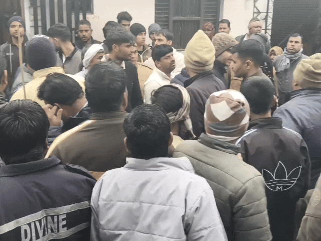 नगर की कार्रवाई के दौरान लोगों ने टीम का किया विरोध।