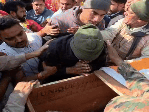 अग्निवीर करणसिंह की पार्थिव देह के अंतिम दर्शन के दौरान मां और बहन फूट-फूटकर रोने लगी। पिता ने बेटे को नमन कर विदाई दी।