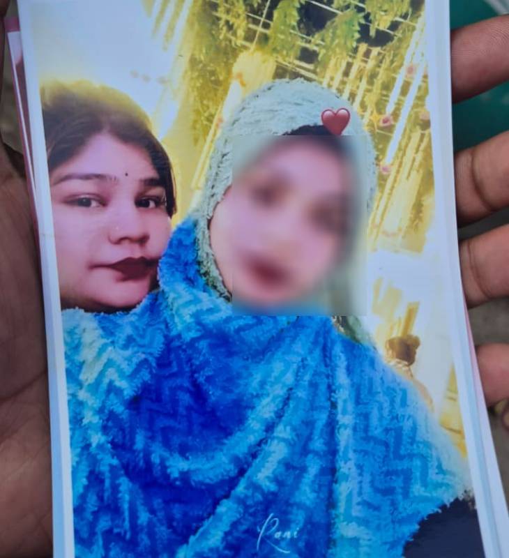 इस तस्वीर में नाबालिग लड़की के साथ जोया दिख रही है।