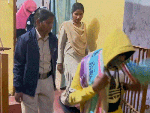पुलिस को मौके पर पति-पत्नी और बाहर से बुलाई गई दो लड़कियां मिलीं।