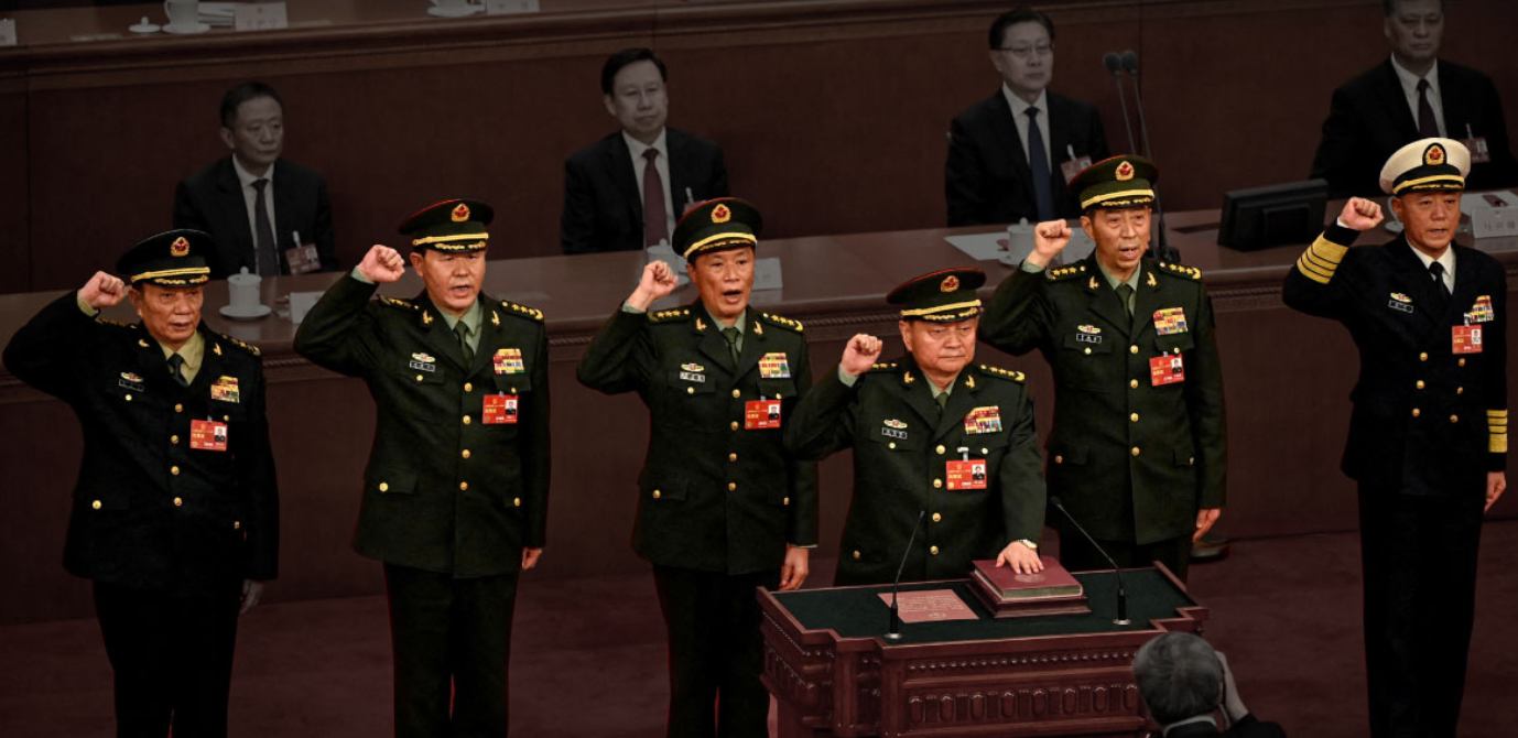 ये वे कमांडर थे जो 2023 में शी जिनपिंग के अधीन सेंट्रल मिलिट्री कमीशन में कार्यरत थे। इस मंच पर मौजूद एक अधिकारी झांग शेंगमिन (बाएं से पहले) को छोड़कर बाकी सभी को पद से हटा दिया गया है।