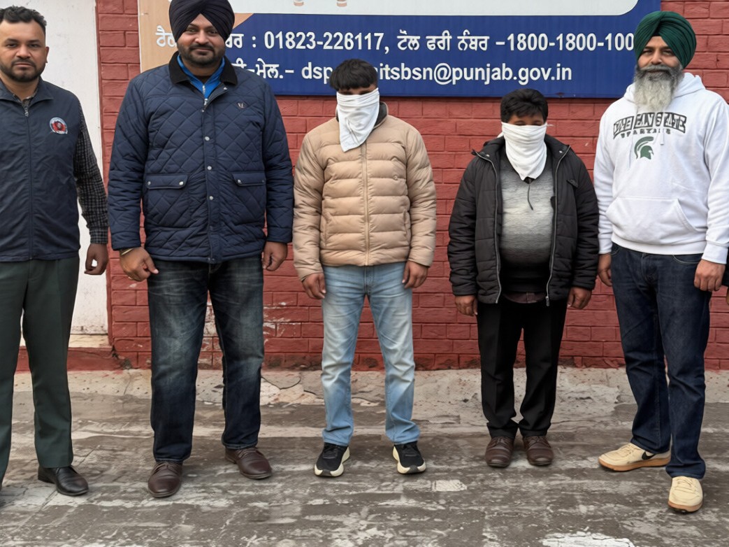 रेंट कलेक्टर और चपरासी जमीन लीज रिन्यूअल के बदले रिश्वत लेते रंगे हाथों गिरफ्तार -