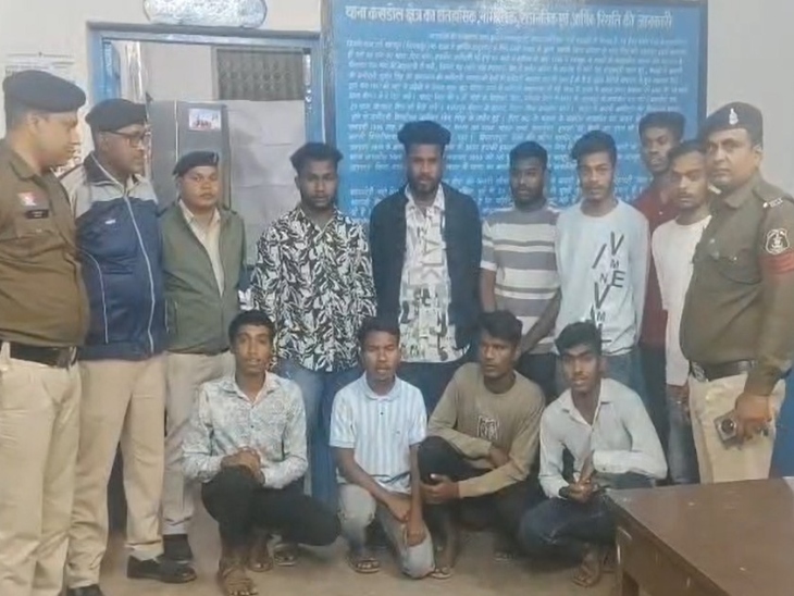 बालिग छात्रों के खिलाफ कार्रवाई हुई है। नाबालिग छात्रों के पैरेंट्स के खिलाफ मामला दर्ज हुआ है।