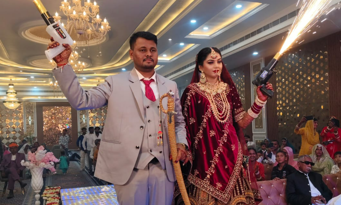 तस्वीर, शादी के दिन की है। संजय ने अंजलि के लिए स्टेज बनवाया था। इसी पर दोनों की एंट्री हुई थी। पीछे बैकग्राउंड म्यूजिक भी चल रहा था, तेरे प्यार में हो जाऊं फना…