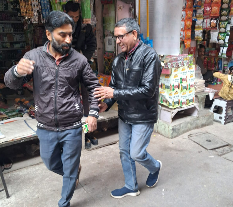 जाकिर बाजारों में घूमते हैं और गुटखा खाने वालों को अपना चेहरा दिखा कर उन्हें समझाते हैं।