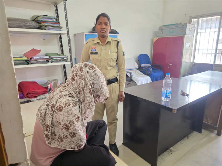 पति-पत्नी बाहर से लड़किया बुलाते थे, पुलिस ने छापा मारकर दोनों पकड़ा