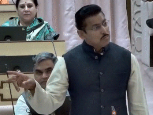 भरतपुर के आरएलडी विधायक सुभाष गर्ग के सवार पर अपने मंत्री को घिरते देख उद्योग मंत्री ने कहा- यूडीएच मंत्री पूरी तैयारी से आए हैं।