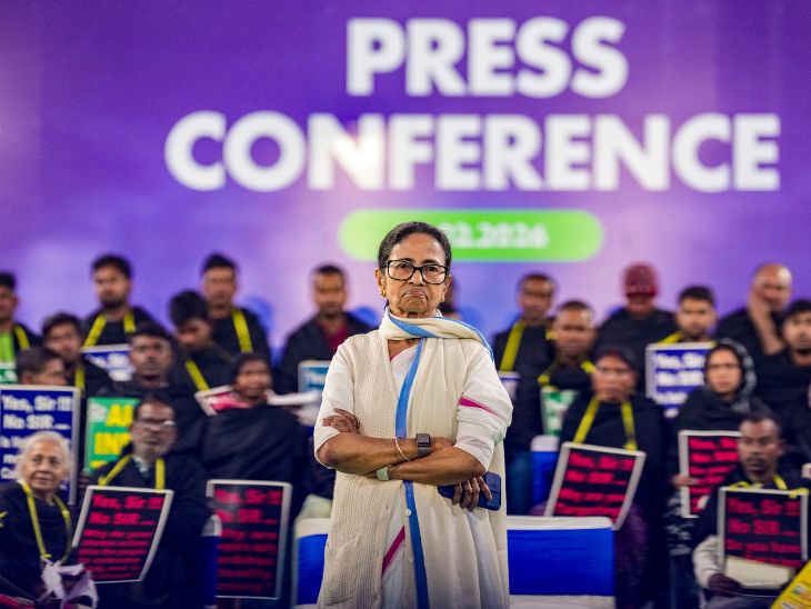 दिल्ली में 3 फरवरी को प्रेस कॉन्फ्रेंस के दौरान ममता ने दावा किया कि उनके पीछे बैठे लोग SIR के पीड़ित हैं।