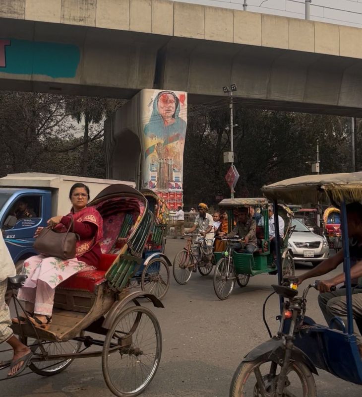 ढाका यूनिवर्सिटी का ये एरिया शेख हसीना सरकार के खिलाफ आंदोलन का सेंटर पॉइंट था। यहां आज भी आंदोलन के निशान बाकी हैं। आंदोलन के बाद शेख हसीना भागकर भारत आ गई थीं।