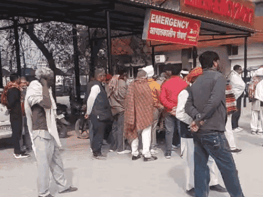 ज्योति की मौत के बाद कैथल सिविल अस्पताल में मौजूद लोग। (फाइल)