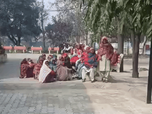 ज्योति की मौत के बाद अस्पताल में पहुंचीं परिवार की महिलाएं। (फाइल)