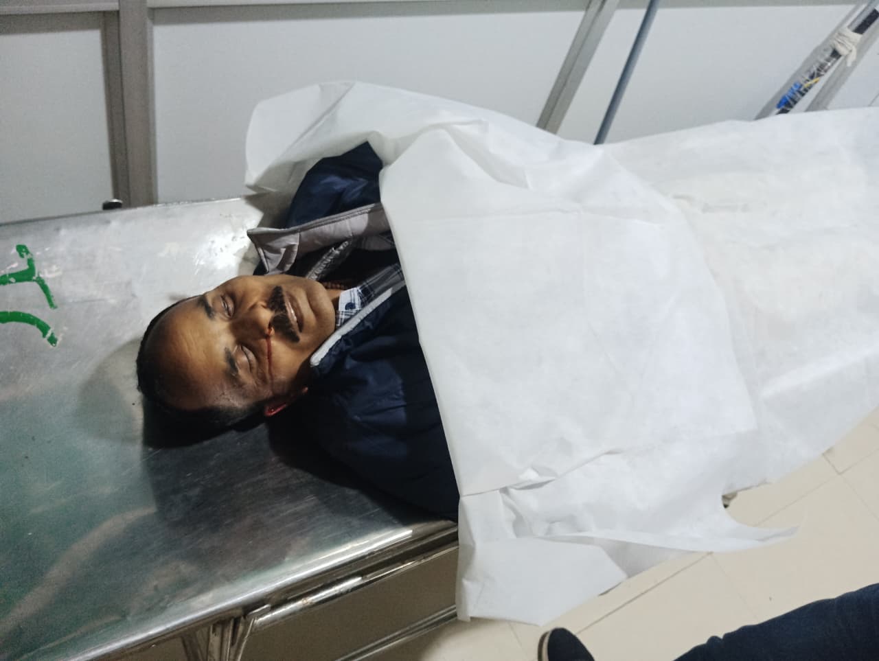 अस्पताल में चिकित्सकों ने बनारसी यादव को जांच के बाद मृत घोषित कर दिया।