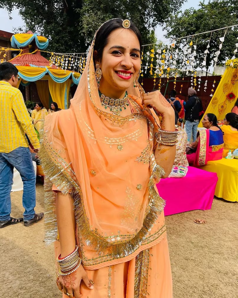 अनुकृति 2020 बैच की IPS अधिकारी हैं। बुलंदशहर में उस समय चर्चा में आईं, जब एक विधवा के घर पहुंचीं और घर को अंधेरे में देख अनुकृति ने एक्शन लिया। तत्काल विधवा महिला के घर पर बिजली का कनेक्शन करवाया।