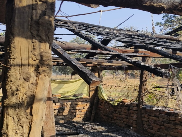 वारदात के बाद आरोपियों महिलाओं ने झोपड़ी को आग के हवाले कर दिया।