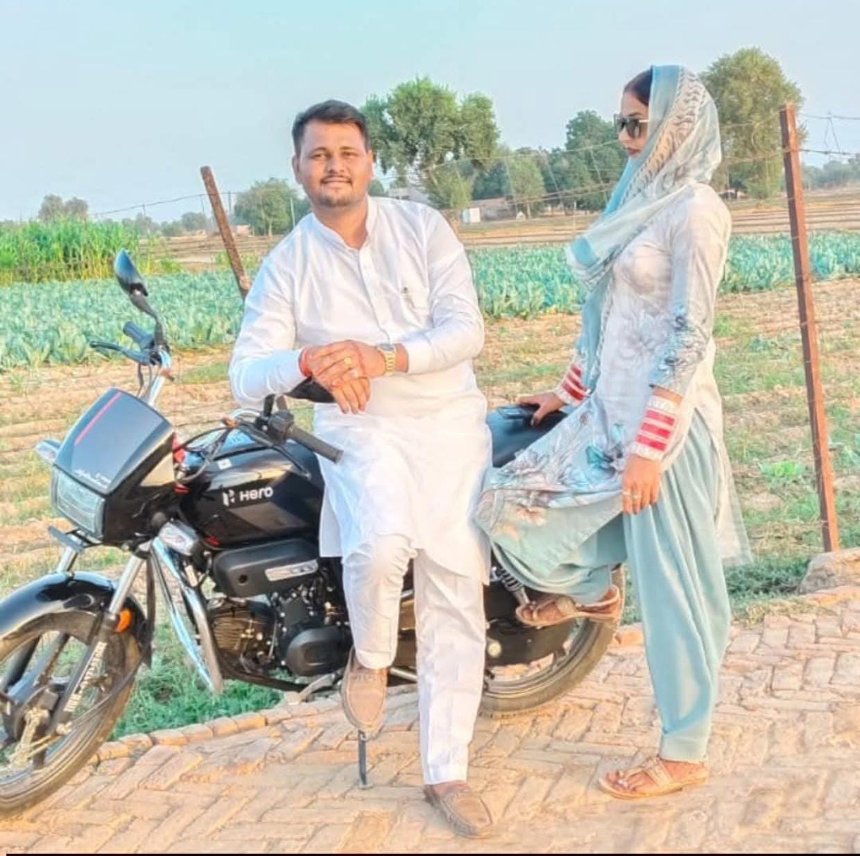 तस्वीर, अंजलि और पति संजय की है। दोनों की 3 महीने पहले शादी हुई थी। संजय ने 3 दिन पहले ही प्राइवेट स्कूल में टीचर की जॉब जॉइन की थी।