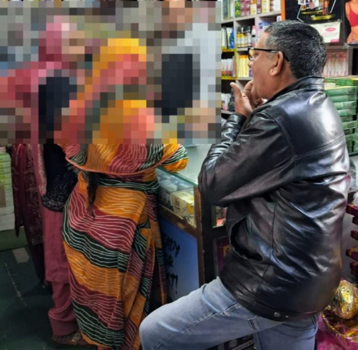 जाकिर दुकानों पर जाकर महिलाओं से भी आग्रह करते हैं कि गुटखा न खाएं