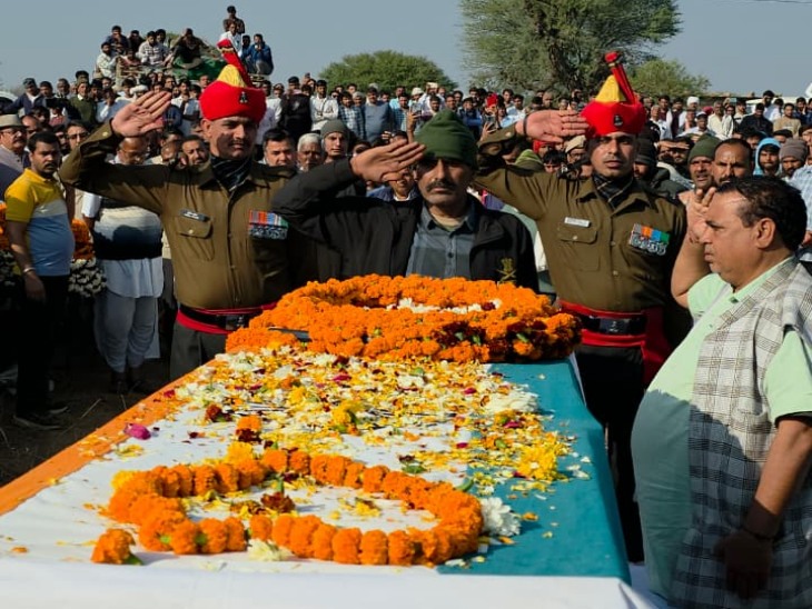पिता दयाल सिंह राठौड़ ने मोक्ष धाम में बेटे को आखिरी सैल्यूट किया।