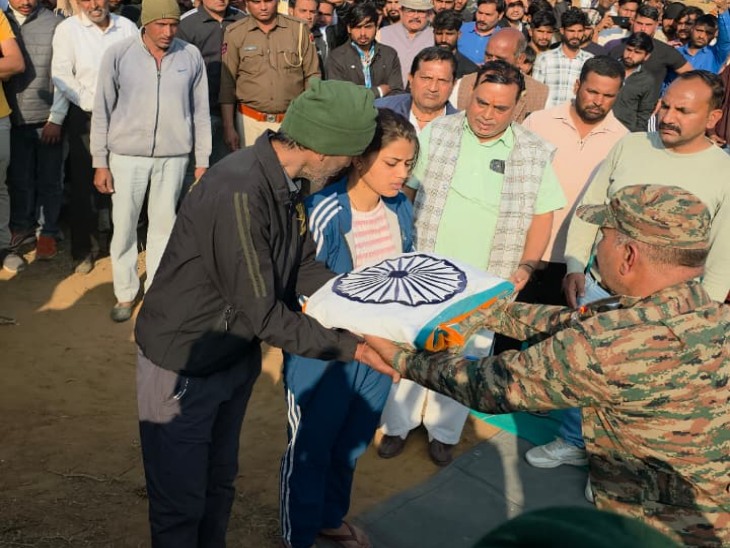 बहन निकिता कंवर और पिता दयाल सिंह को सैन्य अधिकारियों ने सौंपा तिरंगा।