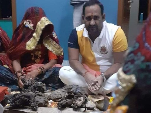 2022 में अनिल पांड्या ने फतेहपुर में 80 लाख रुपए में बंगला बनाया था। 6 नंवबर 2022 को पत्नी के साथ नए बंगले में पूजा की थी।