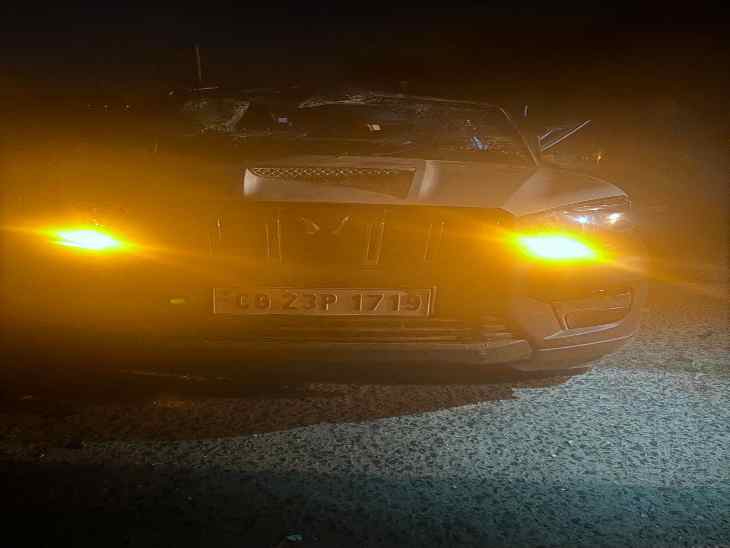 इसी कार में सवार होकर पिकनिक मनाने गए थे युवक।