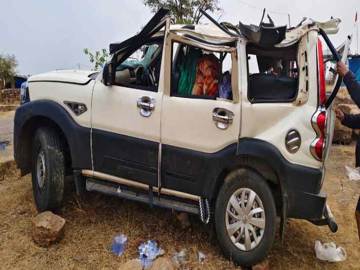 हादसा इतना जबरदस्त था कि स्कॉर्पियो पूरी तरह क्षतिग्रस्त हो गई।