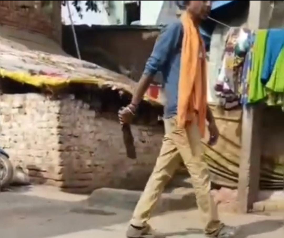 हथियार लेकर सड़कों पर इस तरह दहशत फैला रहा था युवक।