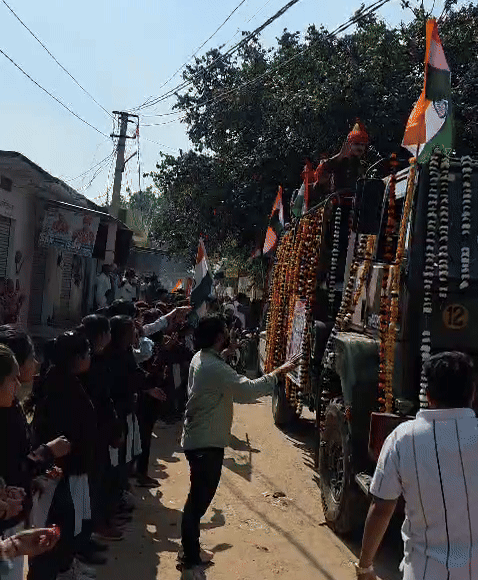 तिरंगा यात्रा जब कंचनपुर पहुंची तो राजकीय उच्च माध्यमिक स्कूल के स्टूडेंट्स ने पुष्प वर्षा की और भारत माता के जयकारे लगाए।