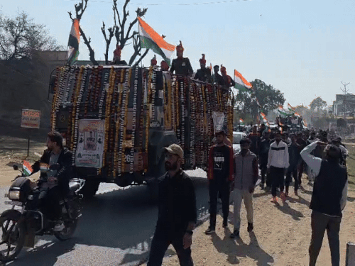 तिरंगा यात्रा श्रीमाधोपुर थाने से शुरू हुई। 11 किलोमीटर लंबी इस तिरंगा यात्रा में बड़ी संख्या में लोग शामिल हुए।