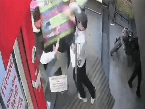 भागते हुए युवक