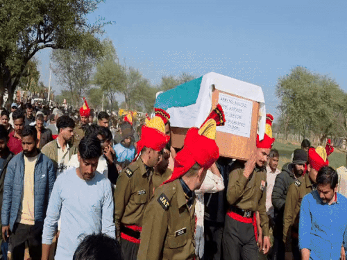 घर में आखिरी दर्शन के बाद अग्निवीर करणसिंह की पार्थिव देह अंतिम संस्कार के लिए मोक्षधाम लेकर गए।