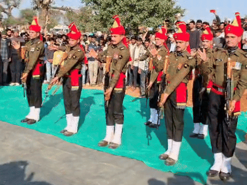 जयपुर से आए 18 जाट रेजिमेंट के जवानों ने गार्ड ऑफ ऑनर दिया।