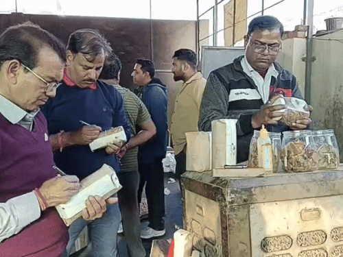 जांच करती फूड सेफ्टी अफसरों की टीम।