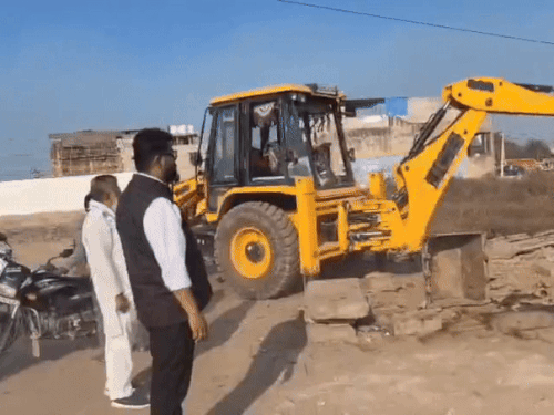 सड़क के मुख्य हिस्से पर लगाए गए अवैध खोखे और ठेलों को हटाया गया।