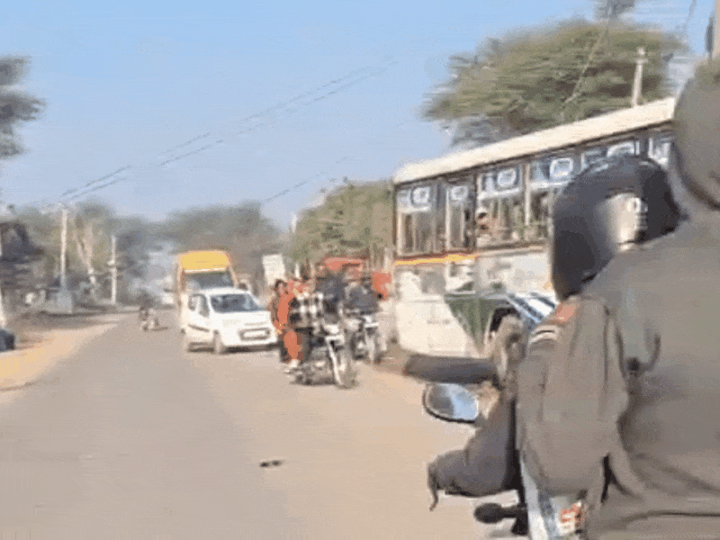 टक्कर लगने के बाद बिजली के तार खंबे पर गिर गए।