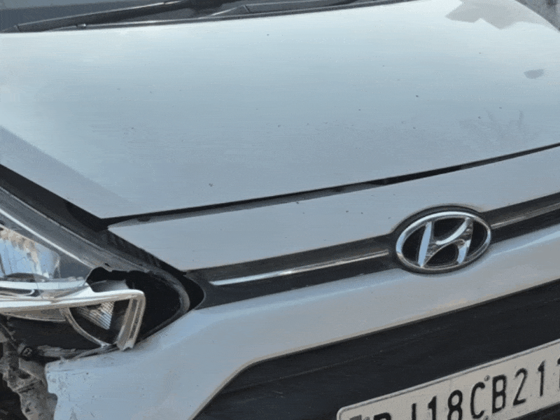 ये वो गाड़ी है जो पोल से टकराई।