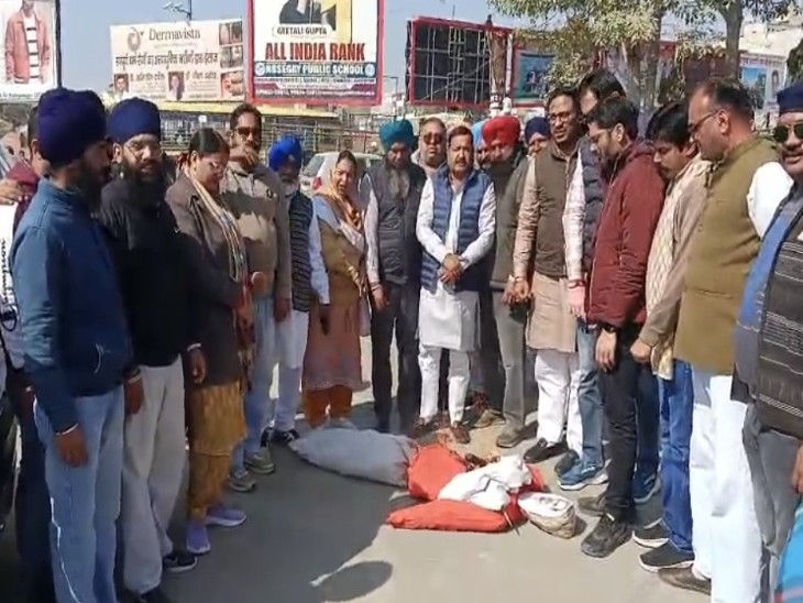 भारत माता चौक पर नारेबाजी करते हुए भाजपा के कार्यकर्ता।
