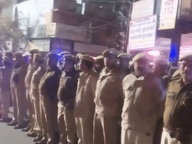 जोधपुर की गलियों में गश्त के लिए पुलिस रात को जालोरी गेट से रवाना हुई।