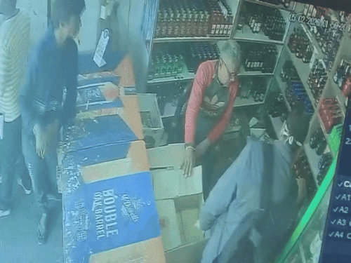 सेल्समैन शराब निकालने के लिए जैसे ही पीछे मुड़ा, चोर ने मौका देखकर गल्ले में हाथ डालकर नकदी निकाल ली और वहां से फरार हो गया।